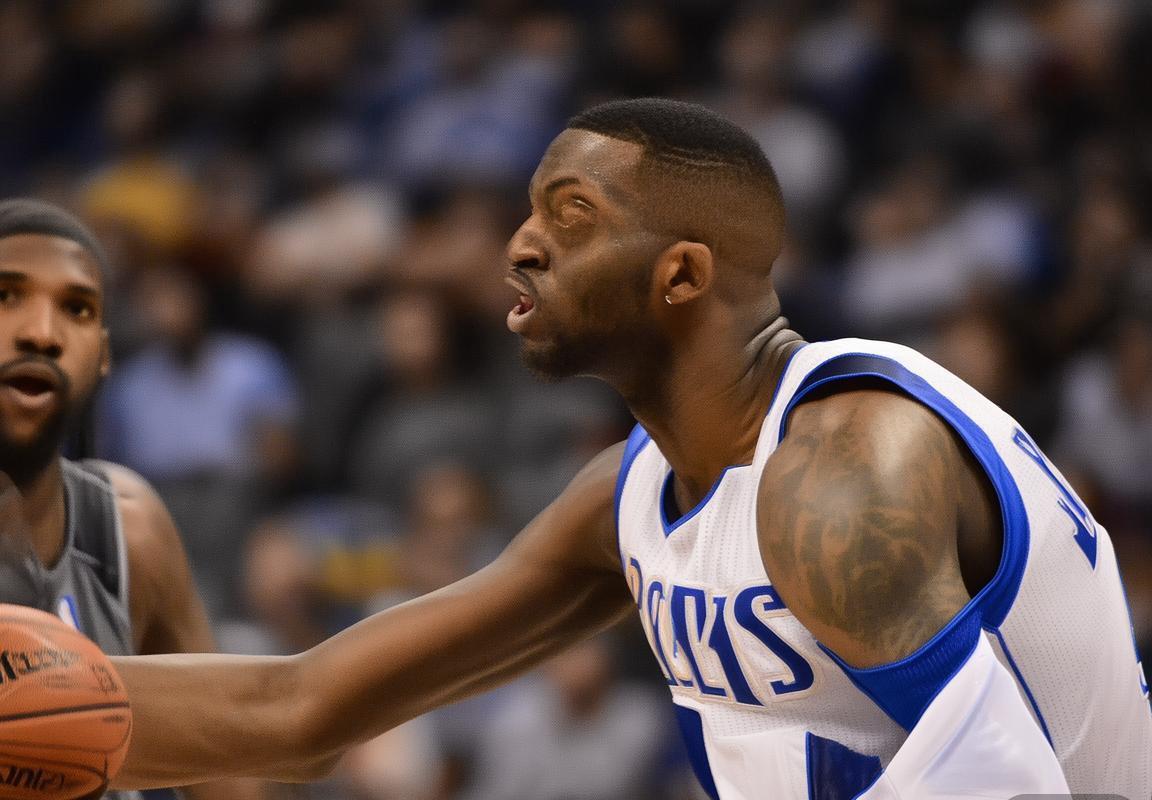 湖人密切关注独行侠交易安东尼·戴维斯动向，浓眉哥重返湖人可能性与欧文交易停滞分析